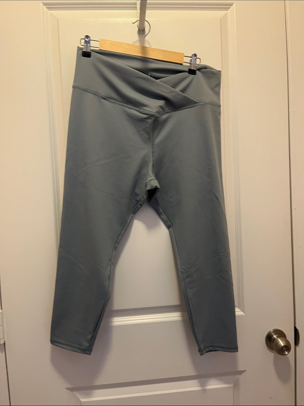 (NWT) Danskin Women's Crossover Waist Cropped Leggings